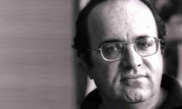 “Bir gün mezarlarımızda güller açacak ey halkım, unutma bizi.”

Aydınlığa giden yolda elinden geleni ardına koymayan gazeteci ve yazar Uğur Mumcu, 24 Ocak 1993’te bir suikaste kurban gitti. Işıklar içinde uyu güzel adam, uğurlar olsun...