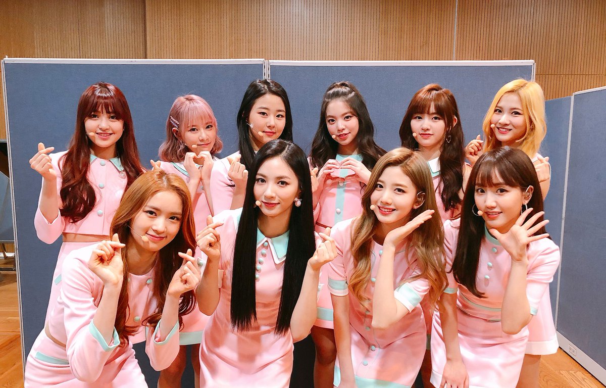cherrybullet's tweet photo. [📸] 190124 @ M COUNTDOWN 첫 방송❣️

응답해! 신호를 보낼게💓
다들 신호 받으셨나요? (받!았!어!⚡️)

멋지게 첫 방송을 마친 우리 체렛이들😍
앞으로도 많��� 응원 부탁드립니다!🎉

#CherryBullet #체리블렛 #QnA https://t.co/z1EgHNdngp