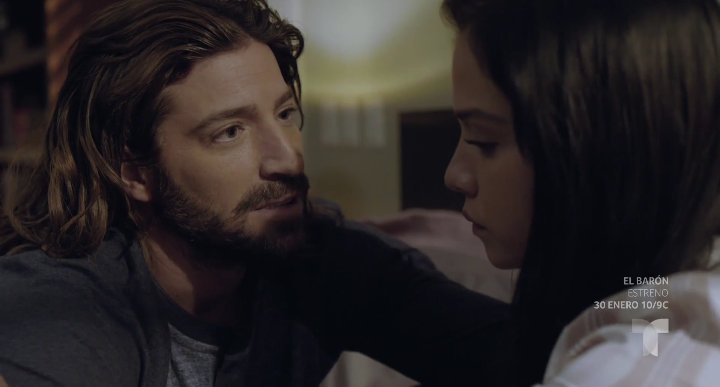 ChocarroARG's tweet image. #Fotos #Capítulo66 #SraAcero5 #Alberto #DavidChocarro No permitirá que nada le suceda a #Vicenta :-) #2