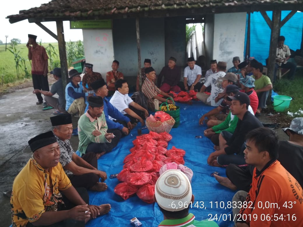 DispertanKudus's tweet photo. WISATAHATI, Para anggota Poktan Penggung Rejo Ds Wonosoco  @KecUndaan melakukan tradisi doa bersama Wiwit panen di Bedeng Sawah, sblm memulai panen Spy berkah utk keluarga. @tamzil_hartopo @DistanbunJateng @ganjarpranowo https://t.co/AN0FASXhz1
