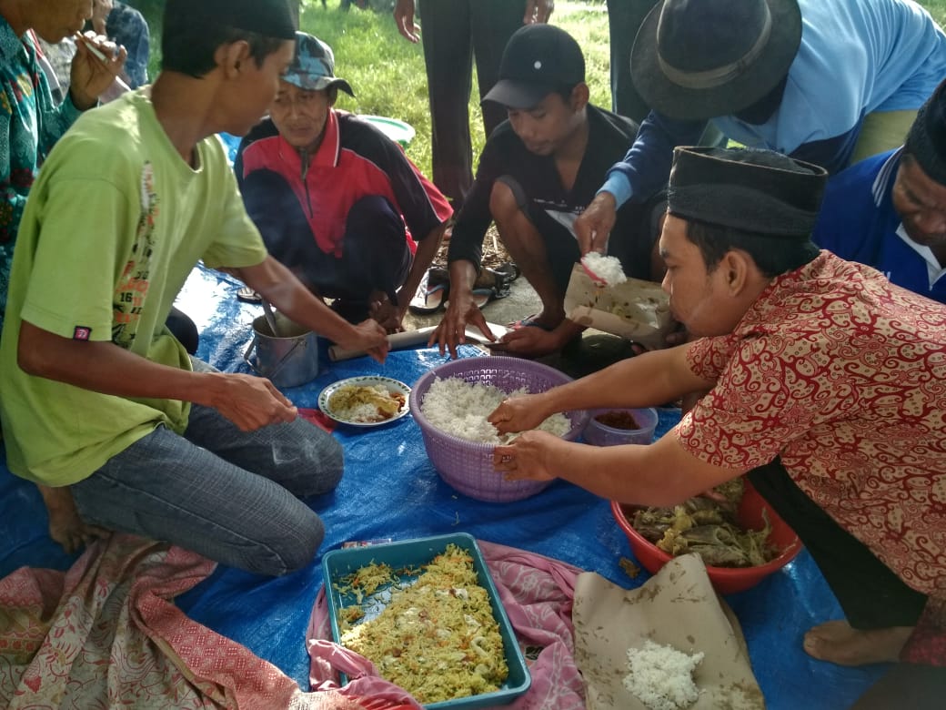 DispertanKudus's tweet photo. WISATAHATI, Para anggota Poktan Penggung Rejo Ds Wonosoco  @KecUndaan melakukan tradisi doa bersama Wiwit panen di Bedeng Sawah, sblm memulai panen Spy berkah utk keluarga. @tamzil_hartopo @DistanbunJateng @ganjarpranowo https://t.co/AN0FASXhz1