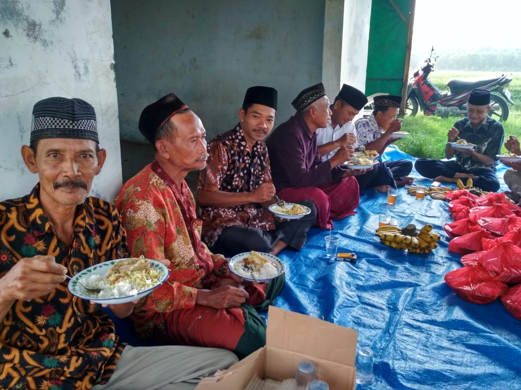 DispertanKudus's tweet photo. WISATAHATI, Para anggota Poktan Penggung Rejo Ds Wonosoco  @KecUndaan melakukan tradisi doa bersama Wiwit panen di Bedeng Sawah, sblm memulai panen Spy berkah utk keluarga. @tamzil_hartopo @DistanbunJateng @ganjarpranowo https://t.co/AN0FASXhz1