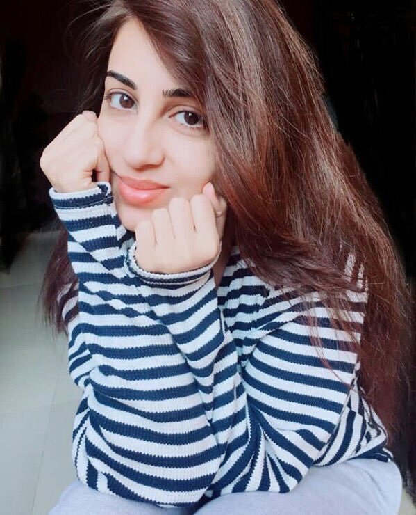 wahidUrRehmann's tweet image. ﻭﮦ ﺁﺋﯿﻨﮯ ﮐﻮ ﺑﮭﯽ ﺣﯿﺮﺕ ﻣﯿﮟ ﮈﺍﻝ ﺩﯾﺘﺎ ﮨﮯ..!!

ﮐﺴﯽ ﮐﺴﯽ ﮐﻮ ﺧُﺪﺍ ﯾﮧ ﮐﻤﺎﻝ ﺩﯾﺘﺎ ﮨﮯ...!!!!

#LookingPyari
#BestApi&amp;amp;Bhabi💞
@fara_yousaf