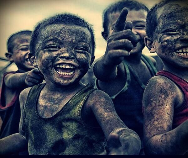 'Gülmek, aynı arabanın silecekleri gibidir, yağmuru durdurmasa da ilerlemenizi sağlar.' - Gérard Jugnot