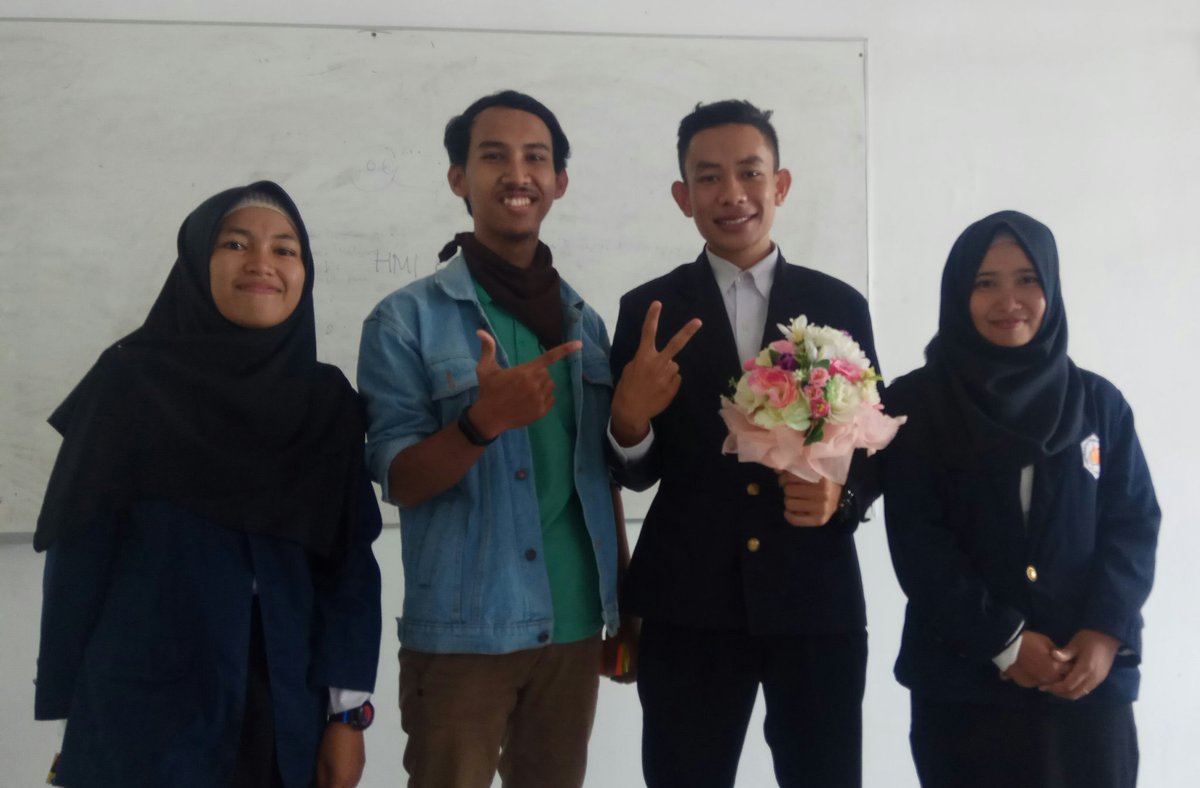 ibnusiddikkk's tweet photo. Terhitung 24 Januari 2019 Marhamah, Ican, Elsa resmi dan sah menjadi beban Jokowi / Prabowo.
Congratulation!
#graduation
#sidang
#skripsi
#fikom
#uts
#sumbawa https://t.co/8hPJbsbnBK