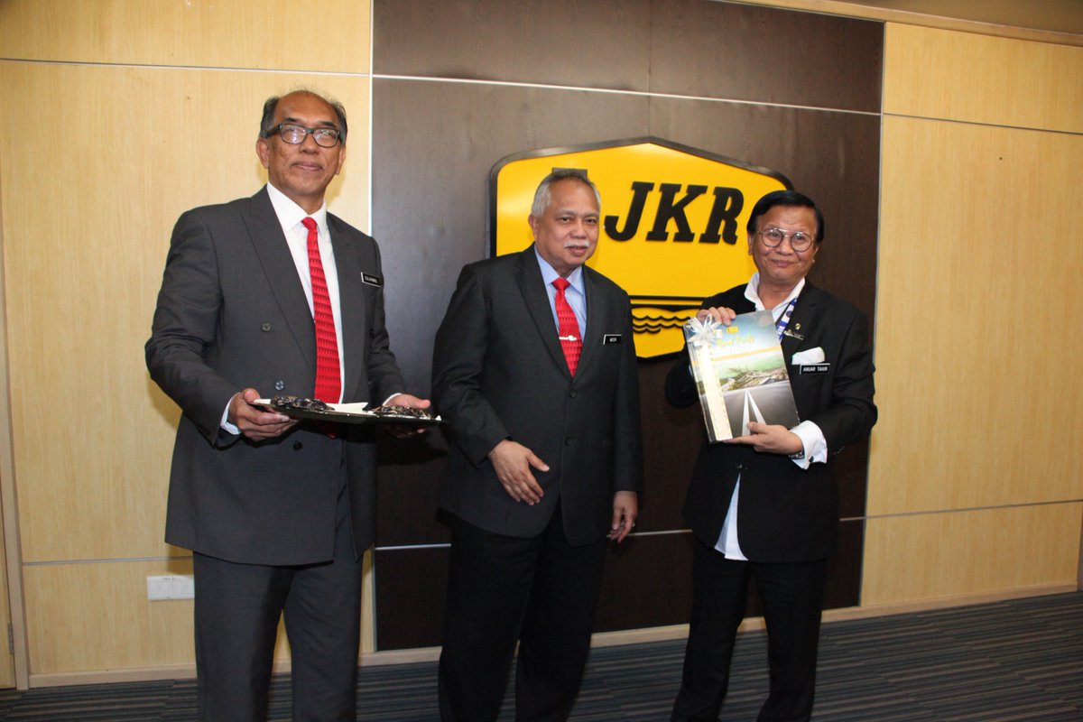 Cawangan Jalan JKR Malaysia (@cawjalanjkr) on Twitter photo YBhg Dato' Ir Dr @tkpinfra menyampaikan senaskah dokumen bertajuk ROAD FACTS, REFERENCE GUIDE ON ROADS IN MALAYSIA kepada YB <a href="/HjAnuarTahir/">Hj Anuar Tahir</a>
<a href="/baru_bian/">Baru Bian</a>
<a href="/KsuMoworks/">KSU_MOWorks</a>
<a href="/RoslanMdTaha/">Roslan Md Taha</a>
<a href="/Zulakmal8/">zulakmal</a>
@PengarahPKJJ
<a href="/AdananSukriMusa/">Adanan Sukri b Musa</a>
<a href="/DrLimCharChing1/">Dr Lim Char Ching</a>
<a href="/razhiah/">Razhiah Wahab</a>
@ShamsuddinSabri YBhg Dato' Ir Dr @tkpinfra menyampaikan senaskah dokumen bertajuk ROAD FACTS, REFERENCE GUIDE ON ROADS IN MALAYSIA kepada YB <a href="/HjAnuarTahir/">Hj Anuar Tahir</a>
<a href="/baru_bian/">Baru Bian</a>
<a href="/KsuMoworks/">KSU_MOWorks</a>
<a href="/RoslanMdTaha/">Roslan Md Taha</a>
<a href="/Zulakmal8/">zulakmal</a>
@PengarahPKJJ
<a href="/AdananSukriMusa/">Adanan Sukri b Musa</a>
<a href="/DrLimCharChing1/">Dr Lim Char Ching</a>
<a href="/razhiah/">Razhiah Wahab</a>
@ShamsuddinSabri