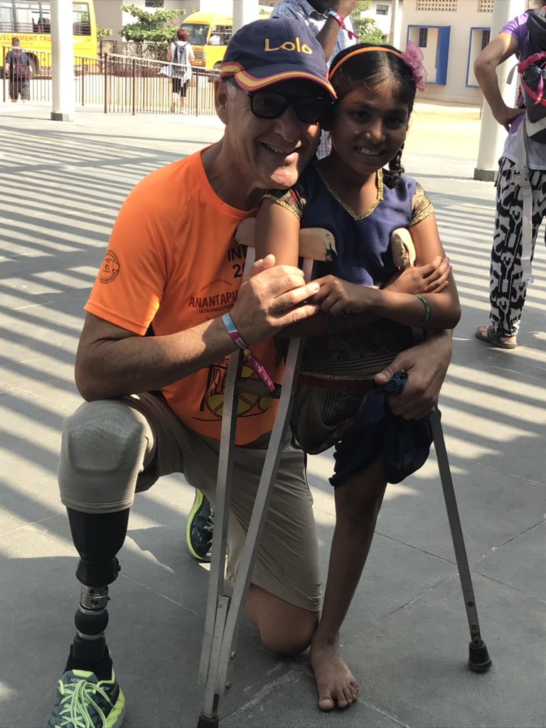 plintor's tweet photo. Y el ejemplo de superación de un corredor español a una niña con discapacidad física #1Km1Vida #IVultramaratonAnantapur2019 #FVicenteFerrer https://t.co/cSYC9Uddy4