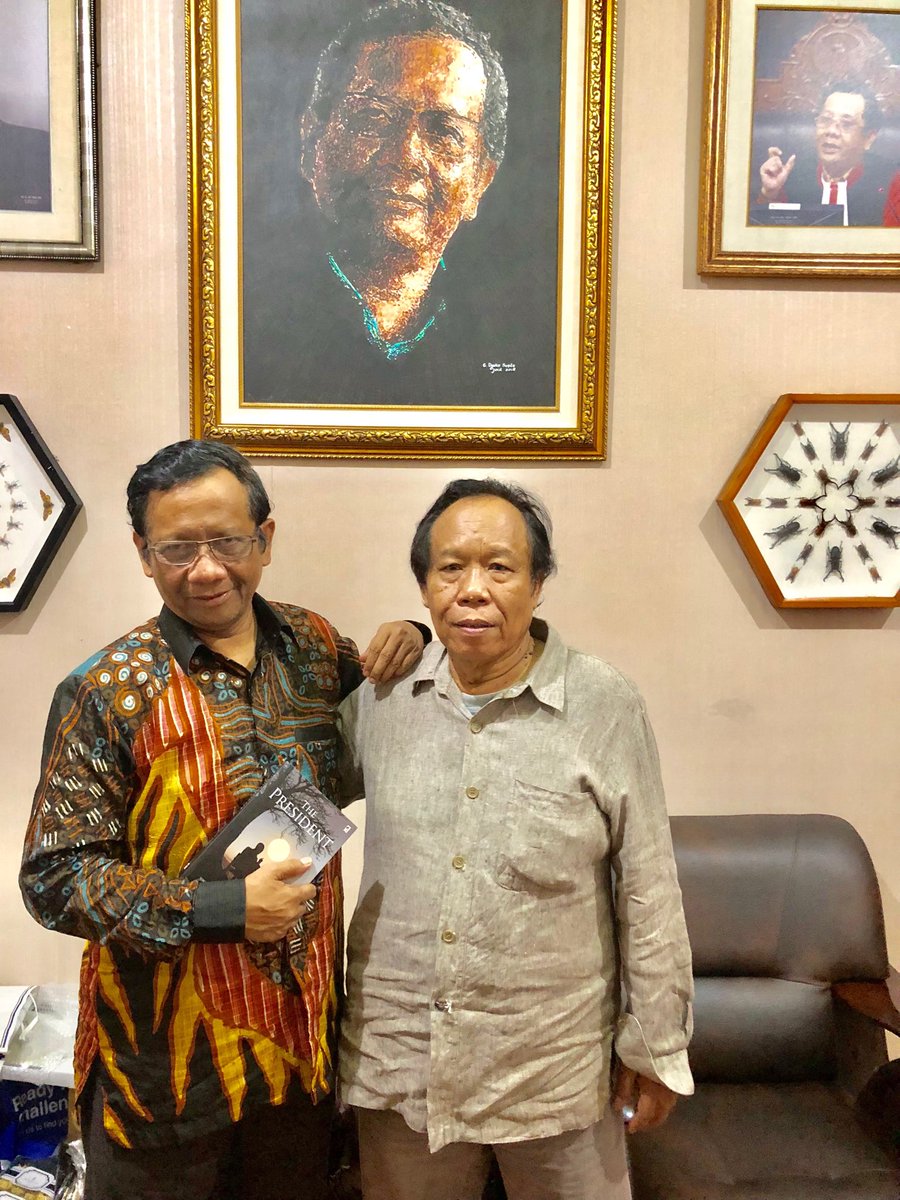 mohmahfudmd's tweet photo. Kangen2an bersama budayawan M. Sobary, teman ngopi bersama Gus Dur: "Biasakan berbicara benar sbg keharusan dan panggilan moral". Jika kita berbicara krn kedudukan, entah ingin mendapatkan atau ingin mempertahankan kedudukan maka akan sulit berbicara yg benar krn kita terbelenggu https://t.co/rK9xJLflt6