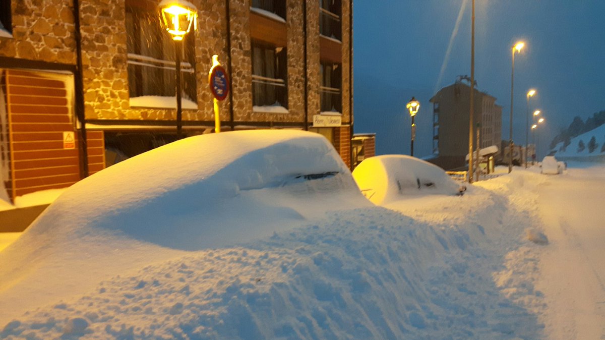 nwpowderdays's tweet photo. ☡☡☡ POWDER ALERT ☡☡☡
Molt bèstia la d'aquesta nit i no para ❄❄❄✌😎
#NoWorkingDays

Bordes d'Envalira https://t.co/hgmx9gyduJ