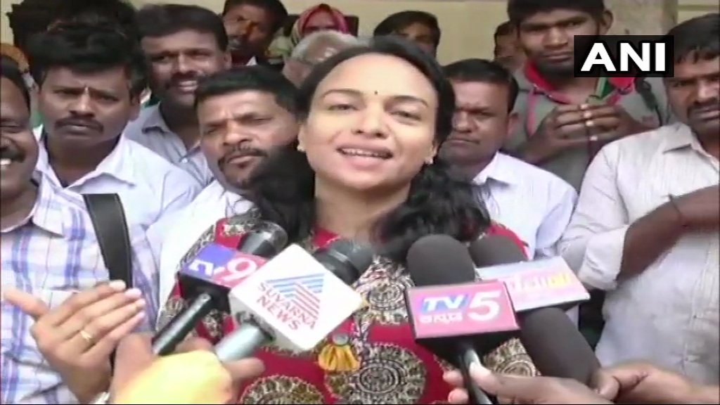 WeForNews's tweet image. Tumkuru SP #DivyaGopinath on reports that #Karnataka minister #SRMahesh verbally abused her: It was a small incident,space was less&amp;amp;we wanted maximum number of people to get darshan, hence some inconvenience was caused to Minister&amp;amp;some devotees for few minutes,that was resolved.