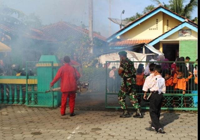 Khawatir Jumlah Korban DBD Bertambah, Pemdes Wonoyoso Kuwarasan Melakukan Fogging dlvr.it/QxMbbc