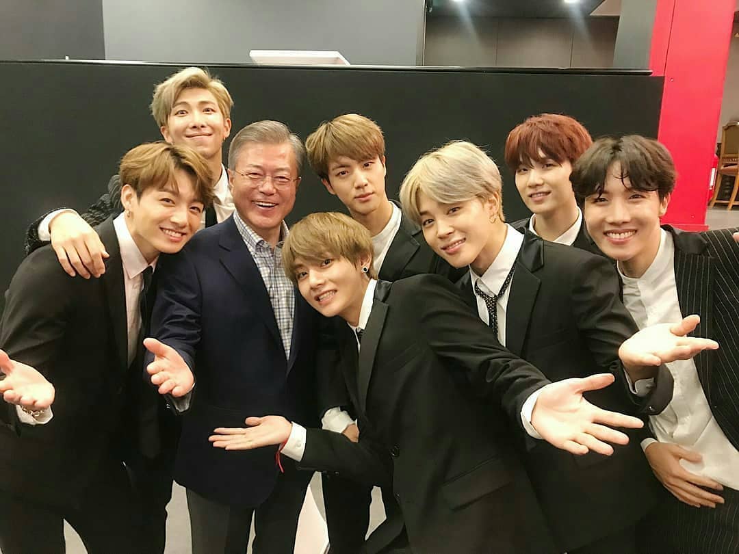 chimmyteok's tweet photo. Kalian ngajarin gua buat ga ngeluh tentang kehidupan gaselamanya yg gak pernah dipandang akan gagal selagi berjuang, dan gak menjamin diatas juga tenang gua tau gimana susah kalian terima kasih untuk segalanya dan untuk merubah hidup banyak orang @BTS_twt
#BestFanArmy #BTS https://t.co/dwB9LaFYrO