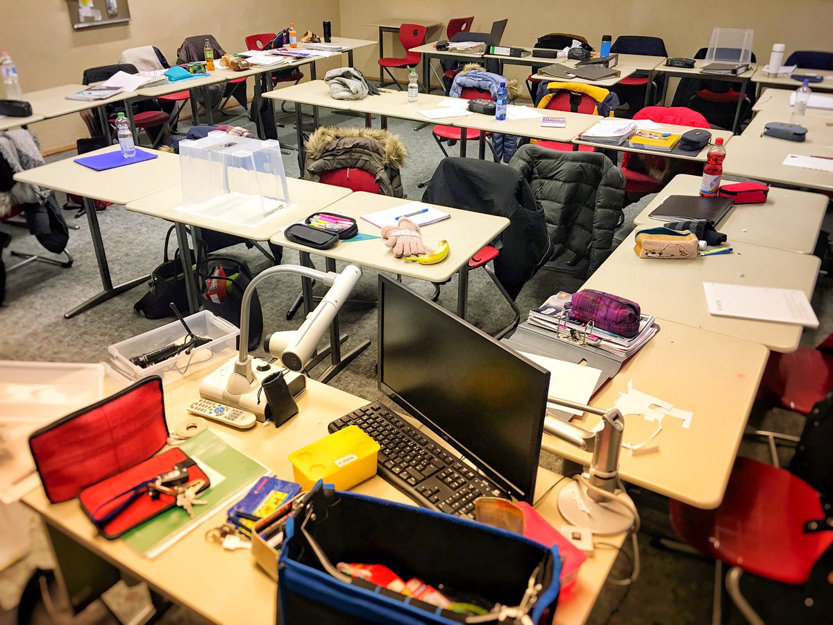 TobiRaue's tweet image. Ich liebe diese Stunden, wenn die Klasse überall im Gebäude verteilt an ihren Produkten arbeitet und ich nur der Ressourcengeber (IKEA, Scheren und Papier) bin. So habe ich auch Zeit, in Ruhe zu twittern. #Erklärfilm #Absatzhelfer #Industriekaufleute #Classporn