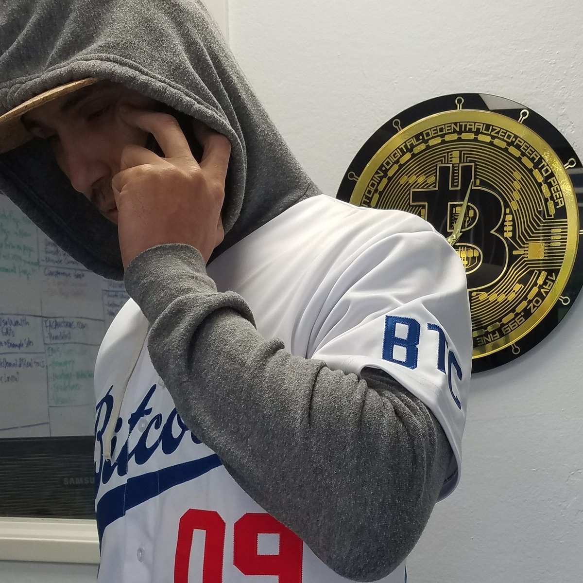 decentralizedaw's tweet photo. #Bitcoin jersey from @DecentralizedCO
Acrylic #Bitcoin clock from my boy @rockjumper on ig...
#CryptoClassics #DecentralizeMe $btc https://t.co/ZjIuADtkts