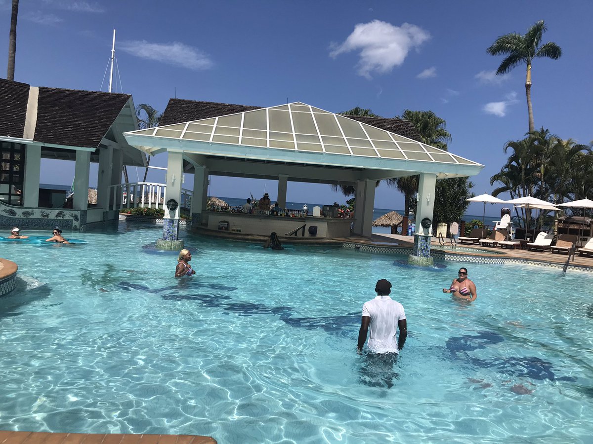 jodys_travel's tweet photo. Swim up for a drink at Sandals Negril. Contact Jody to book today #jodystrausstravel #fareconnect #negril https://t.co/ZC3bQzAmQD