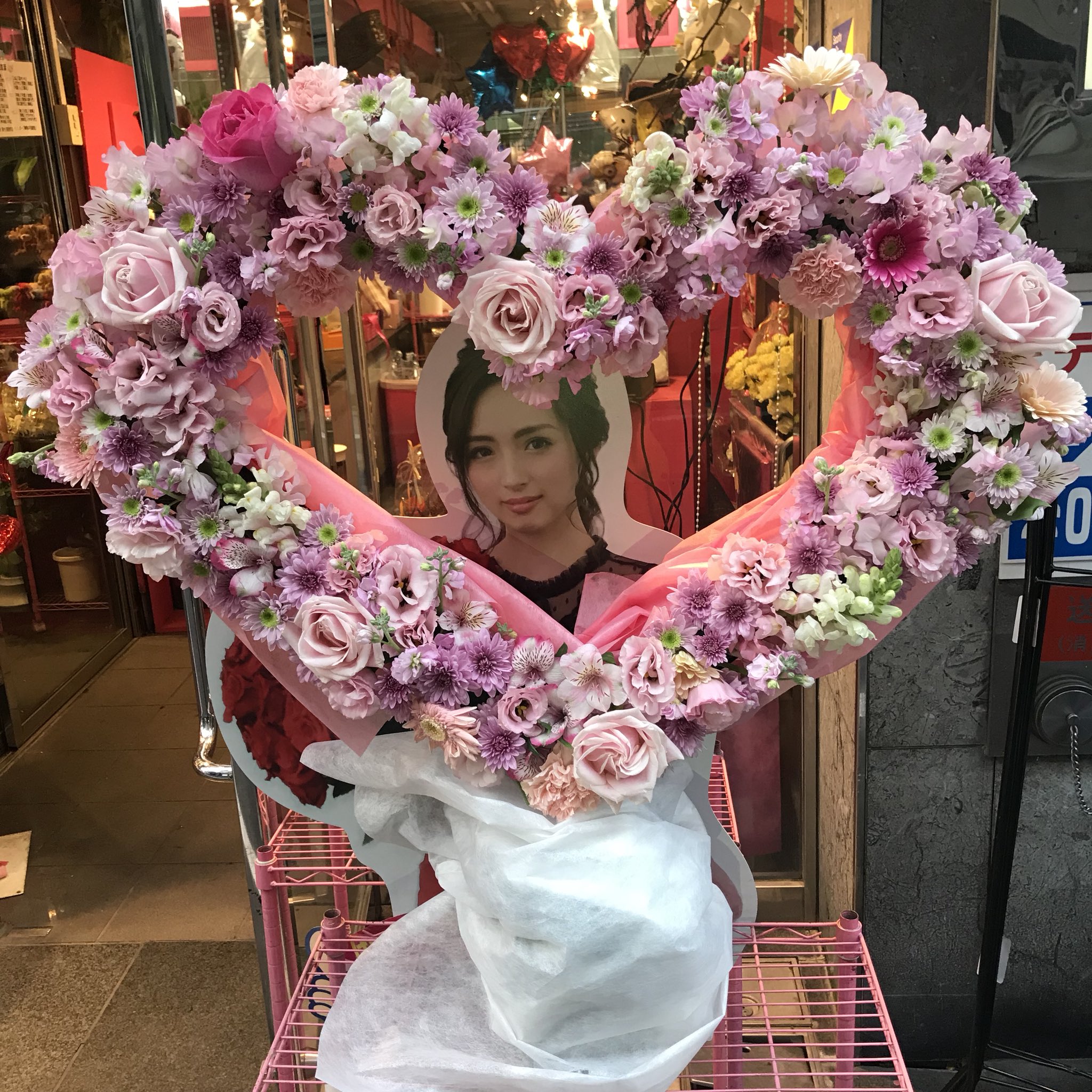 シムラ 花屋 顔が出せるスタンドフラワー 25 000 0 000 大阪 ミナミ 花屋 フラワー フラワーショップ 三津寺 花 アレンジメント 花束 胡蝶蘭 ソープフラワー プリザーブドフラワー 難波 アメ村 はないちミナミ ハナイチ ハート