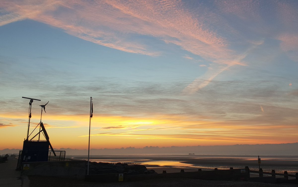 Early start at the <a href="/EnvAgency/">Environment Agency</a> Broomhill Sands scheme to make a few tweaks to our little blue box, monitoring sediment pathways and forcings for our <a href="/BLUEcoastUK/">BLUEcoast</a> colleagues. Subzero fingers have consolation.