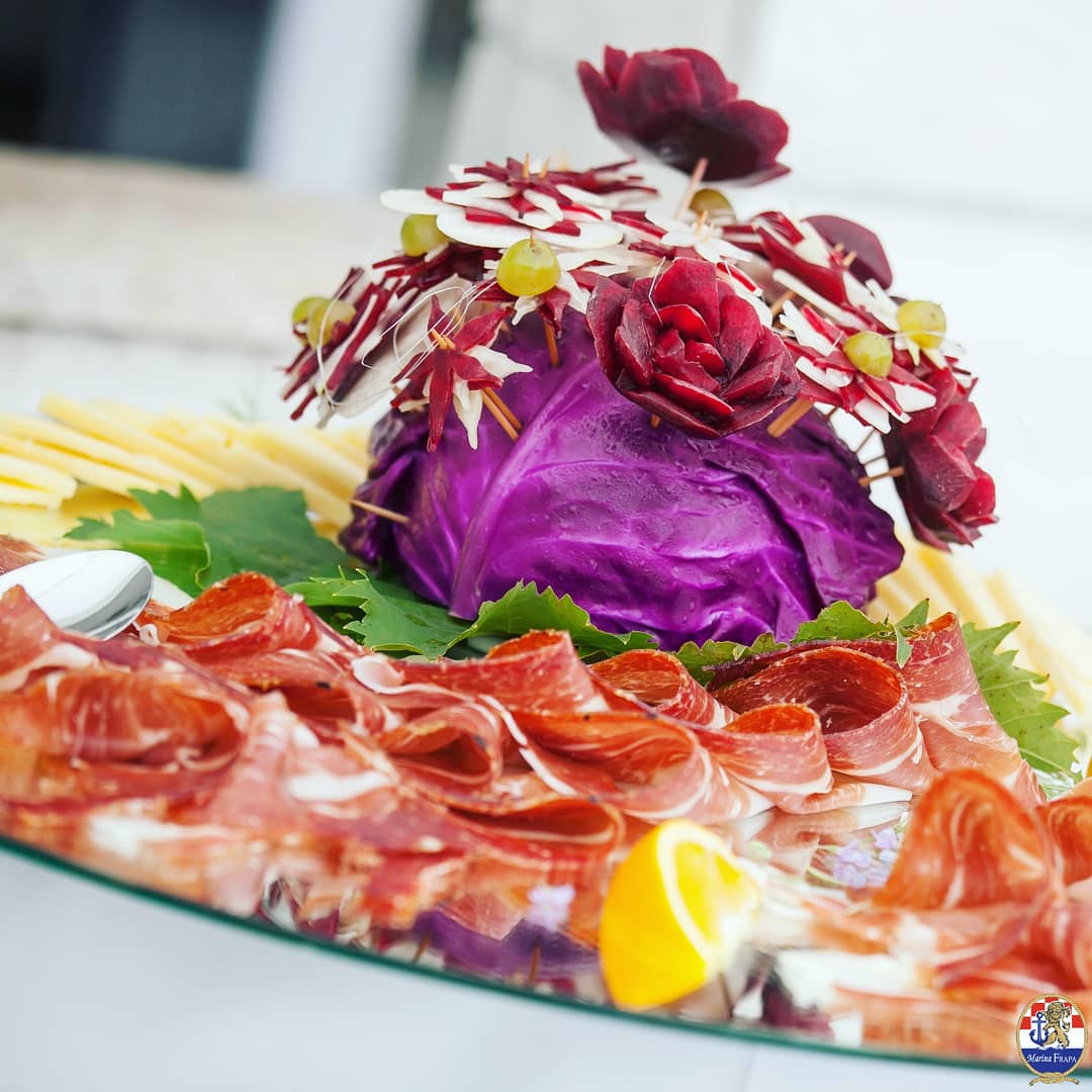 MarinaFrapaCro's tweet image. [CATERING FRAPA]

This is how cold appetizer looks like when we preapre it in Frapa. So yummy! 🥗🥙🌯

[CATERING FRAPA]

Ovako izgleda hladno predjelo pripremljeno u Frapi. Jako ukusno! 🥙🍢🌮

#marinafrapa #Croatia #CroatiaFullOfLife