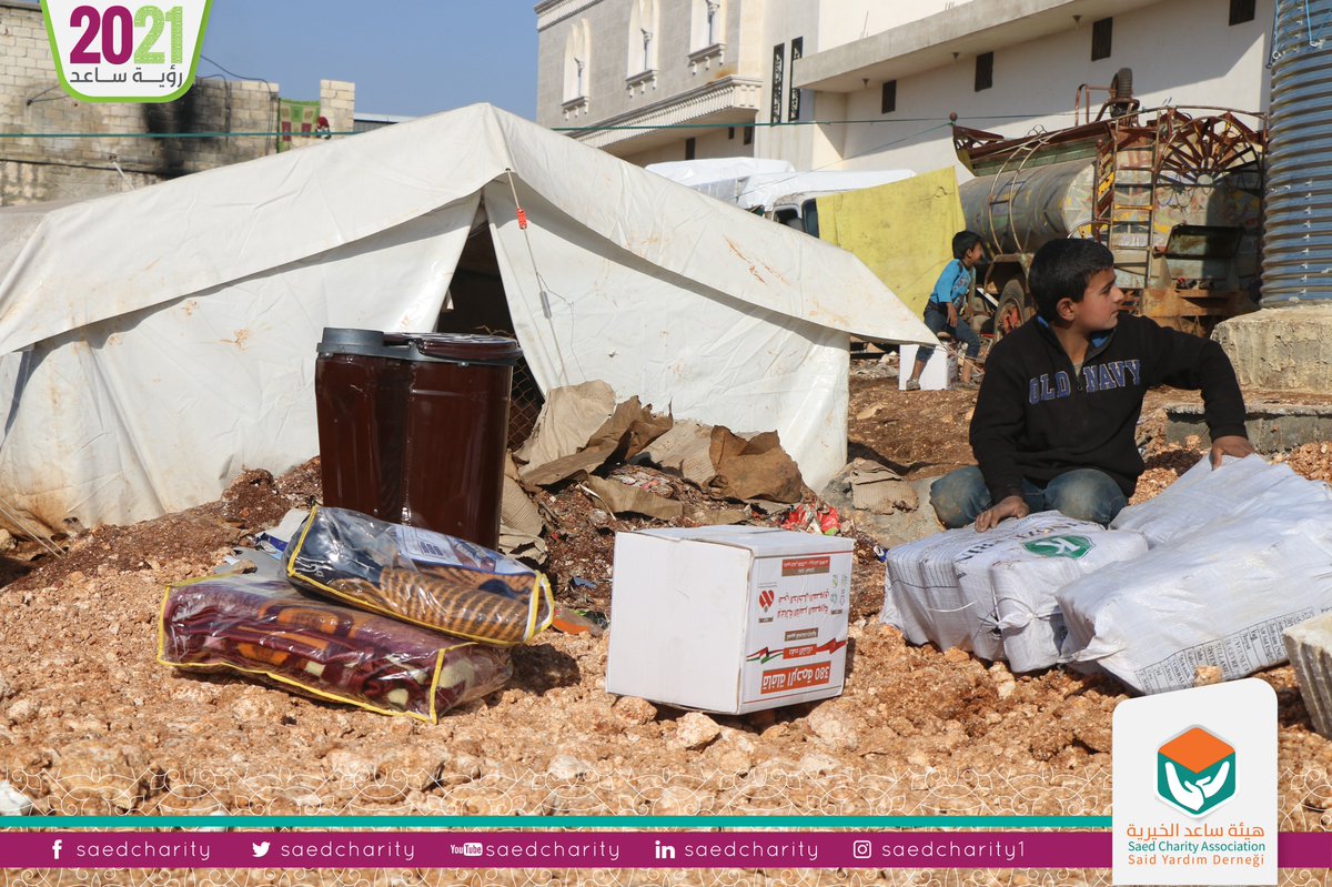 SaedCharity's tweet photo. ضمن حملة #قافلة_دفئ_الشتاء وبتبرع كريم من محسنون من دولة #الكويت و إشراف #جمعية_الرحمة_العالمية وتنفيذ هيئة ساعد الخيرية توزيع مجموعة من المواد الإغاثية على أهلنا في #مخيم_المودة في مدينة #سرمدا بريف إدلب شملت المواد الموزعة على توزيع صوبيات وبيرين لل��دفئة وسلل غذائية و بطانيات . https://t.co/25FzxKqTtU