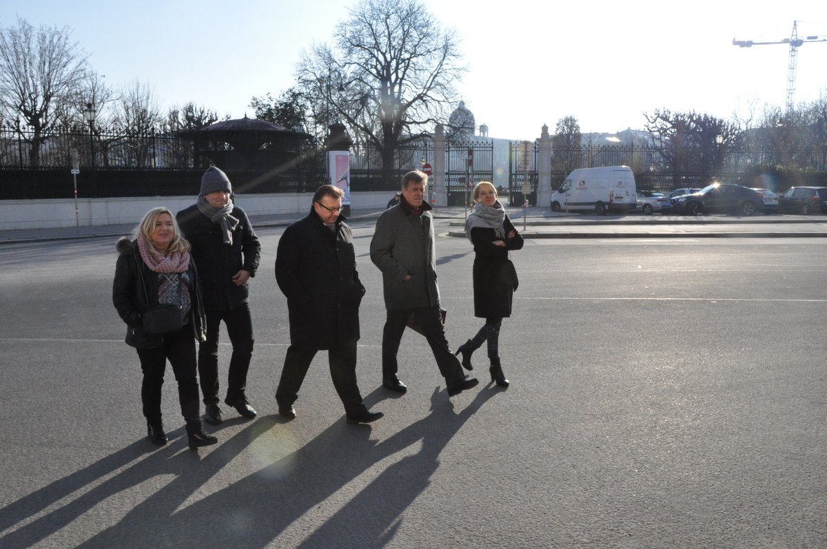 PsemBiuro's tweet photo. W pierwszym miesiącu nowego roku wybraliśmy się z rewizyta do naszych partnerów austriackiego stowarzyszenia BieM Austria Bundesinitiative e-Mobility z Austrii. Podczas kilku dni w Wiedniu poznaliśmy tamtejszy rynek elektromobilnoscinosci oraz ustaliliśmy kierunki działań na 2019 https://t.co/rQOLBEH9fW