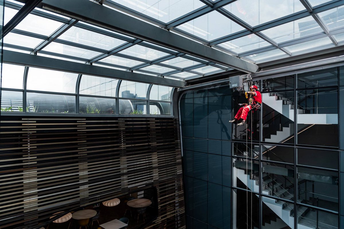 Ryno_Griesel's tweet image. Welcome to our office - where hanging around is the norm, but feet on the desk a bit more tricky #ElevatingSolutions with @GravityGroupH 
Pics: @TVrugtman