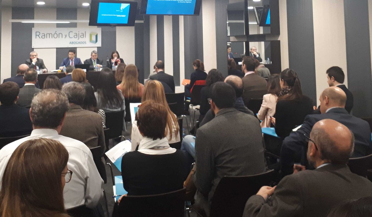 Empezamos el interesate desayuno de trabajo organizado por el equipo de IT/Protección de Datos de RyC sobre la nueva Ley de #ProteccióndeDatos con una gran presencia de clientes y amigos