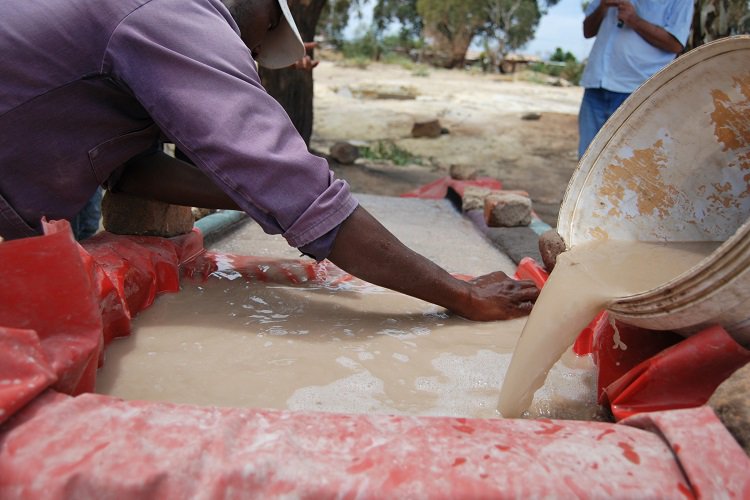 equaltimes's tweet photo. Los mineros clandestinos de Sudáfrica reivindican su trabajo (y quieren que sea legal) https://t.co/HIYDVGrb4E #economíainformal #futurodeltrabajo #regularización #minería #Sudáfrica #migración #BenchMarksFoundation https://t.co/spX19JlErq