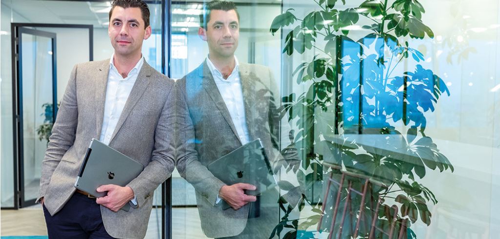 Huub Nacken in een interview met <a href="/FIBplatform/">Friends in Business</a>. Hij besprak dat hij niet graag in het middelpunt staat. Nu sta je dat toch ;-). Lees meer: bit.ly/2FWAh8r