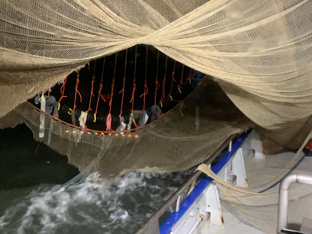 EMKvissers's tweet photo. #Containerafval scheurt netten open
Heel veel extra bewijs dan dit zal niet nodig zijn voor schadevergoeding voor gedupeerde #garnalenvissers, toch? Steun de vissers in een deal met #MSC @CvNieuwenhuizen @MinIenW @Rijkswaterstaat @carolaschouten @minlnv // @VisNed @Vissersbond https://t.co/aV5oqTdJNB