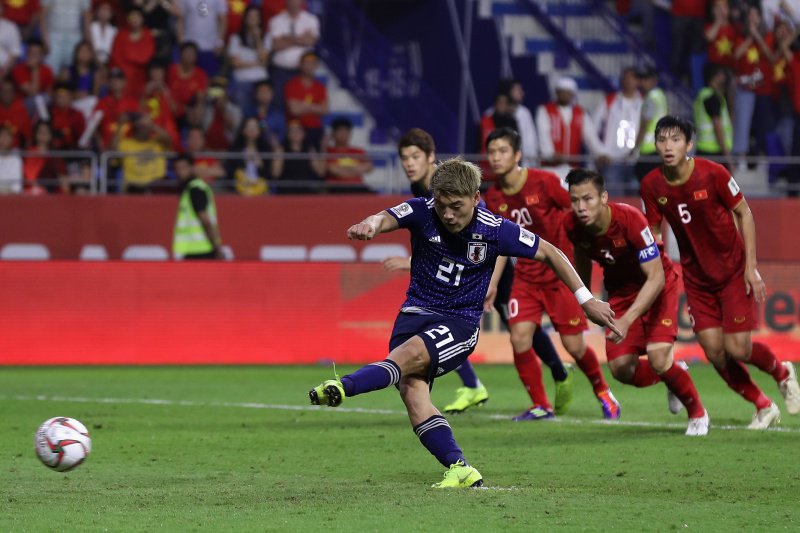 SoccerKingJP's tweet photo. 🇯🇵試合結果🇻🇳
日本代表、堂安の“VAR弾”でベスト4進出！　FIFAランク100位のベトナムに辛くも勝利
https://t.co/wbIVCHKeuD

🗣編集部より
「一度はVARに泣かされた日本代表でしたが、VARで獲得したPKが決勝点となりました❗️準決勝は28日（月）に行われます⚽️」 https://t.co/FKj06n5tiz