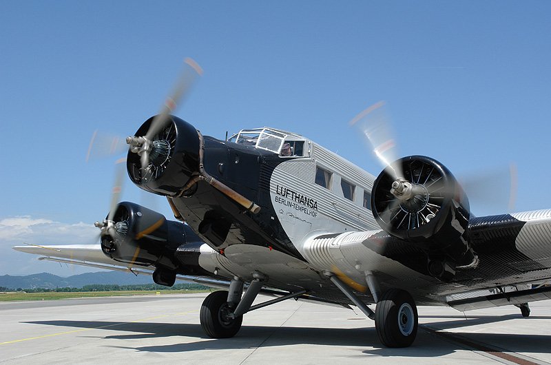 flycdnaviation's tweet photo. Lufthansa puts an end to the 83-year career of the Junker 52 
😢😢😢

#aviation #aviator #Lufthansa #junker52 #Pilot #pilotlife https://t.co/pIyZDMkMJv