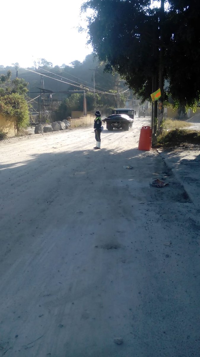 CPmtvc's tweet photo. #InfoPmtVc

#VíaCompletamenteCerrada

Dan inicio los trabajos de #Asfalto en carretera que conduce a nuestra aldea San José #ElTablón, nuevamente se mantendrá completamente cerrada la vía a partir de ahorita y se abrirá hasta las 06:00 pm. https://t.co/4UUyW8EYDl