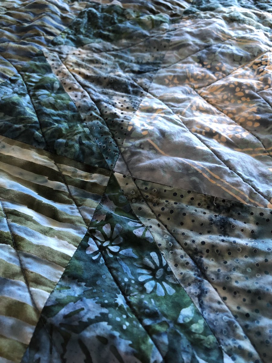 Penchant4Words's tweet image. #tbt to my “The Mountains Are Calling And I Must Go” batik quilt. Front, back, and details. #nofilterneeded #sewfun #cozyquilts