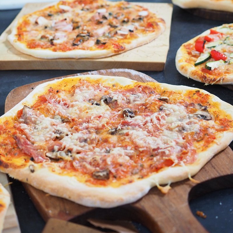 Our dough is made fresh, daily, and our thin bases have a good chew factor too...👌

Relaxed traditional pub for real ale selection and pizza menu, plus regular live music and comedy. 🍕🍻

#LiveMusic #PubLife #BeersOfInstagram #CraftBeer #CoupleOfPints #DrinkToThat