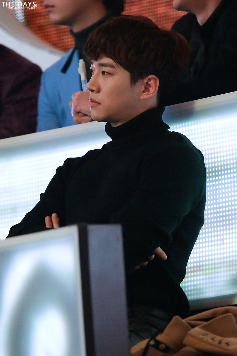 whatamelon91's tweet photo. Black haired Junho with black outfit looks perfect 👌🏼🥰 #AllDayJunhoDay https://t.co/RKw7ud0KnT