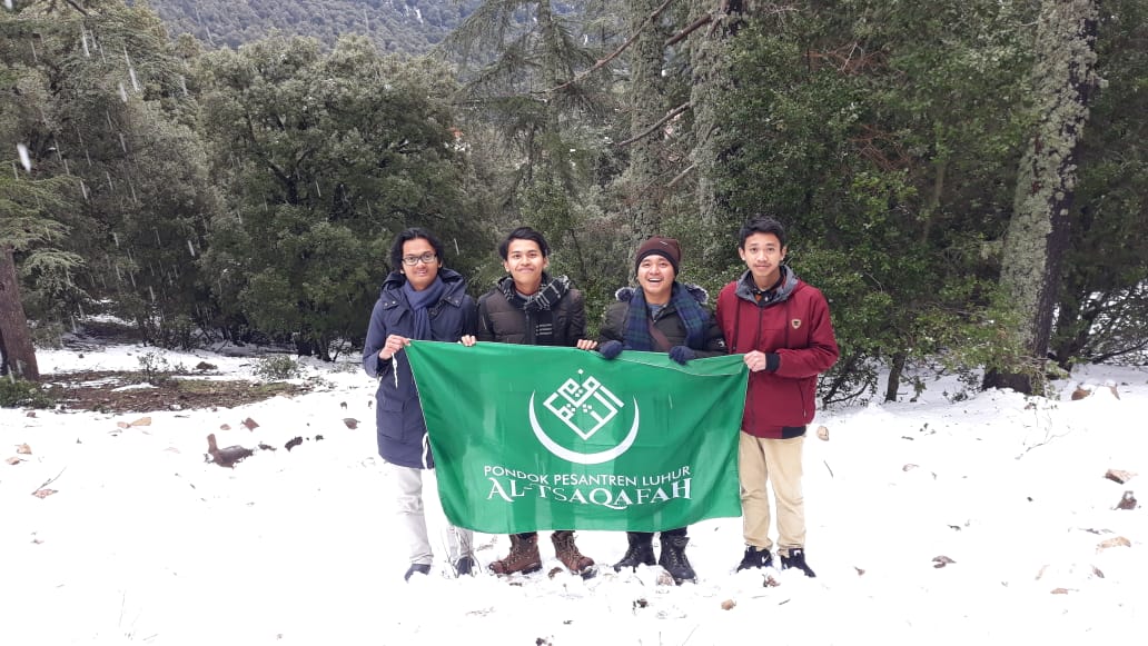 Kami masih yakin, bahwa bangsa Indonesia masih memiliki masa depan yang cerah. 

Karena optimisme masih bisa kami lihat diwajah-wajah Alumni Al-Tsaqafah. 

24/1/19
Ifran, Maroko