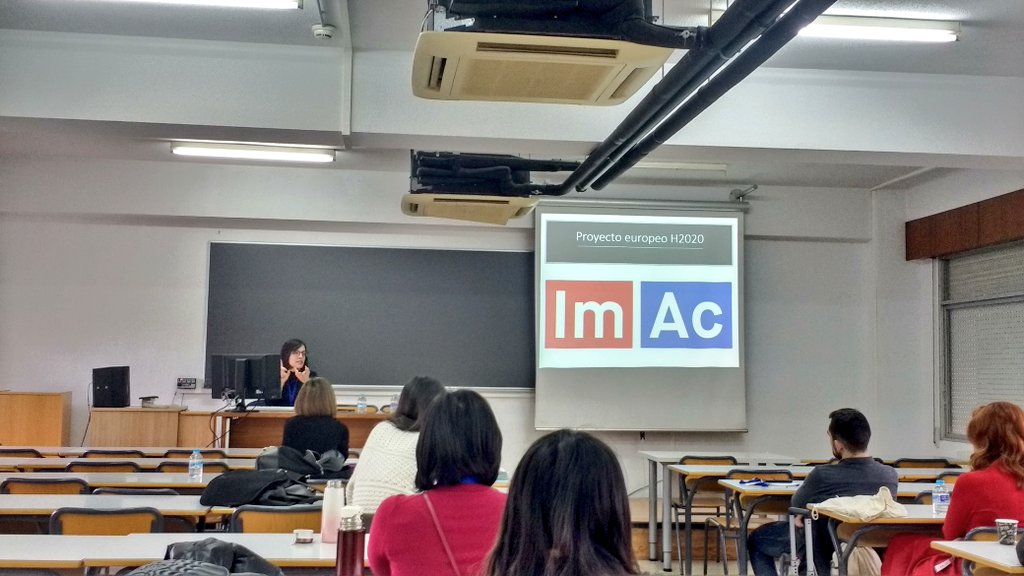 b_ariasbadia's tweet photo. @Belen_Translate habla sobre la #subtitulación de vídeos #inmersivos, sobre lo que trabaja en el marco del proyecto @ImAcProject de @TransmediaCat. @aieti9 https://t.co/mEmNLLavs0