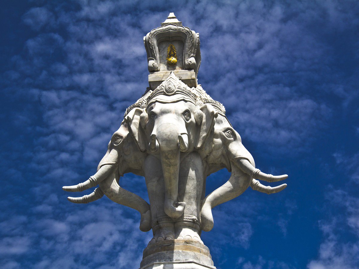 In this thread, I will discuss the most beloved of all Indian animals - the elephant, and how it was seen by Indians amidst the stars in the sky, as the very image of cosmos.This is a statue of the four-headed Airāvata (Erawan) from Thailand, a form of the auspicious Swastika.