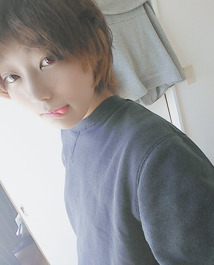 鈴谷 凜 オフ会延期になりました 寝起きの赤目が通るで なんかもう全体的に白飛びマン 男装 男装さんと繋がりたい 男装好きさんと繋がりたい 気になる木ありませんかこの機会にぜひ繋がりましょう ウルフカット マッシュウルフ 無言フォロー歓迎