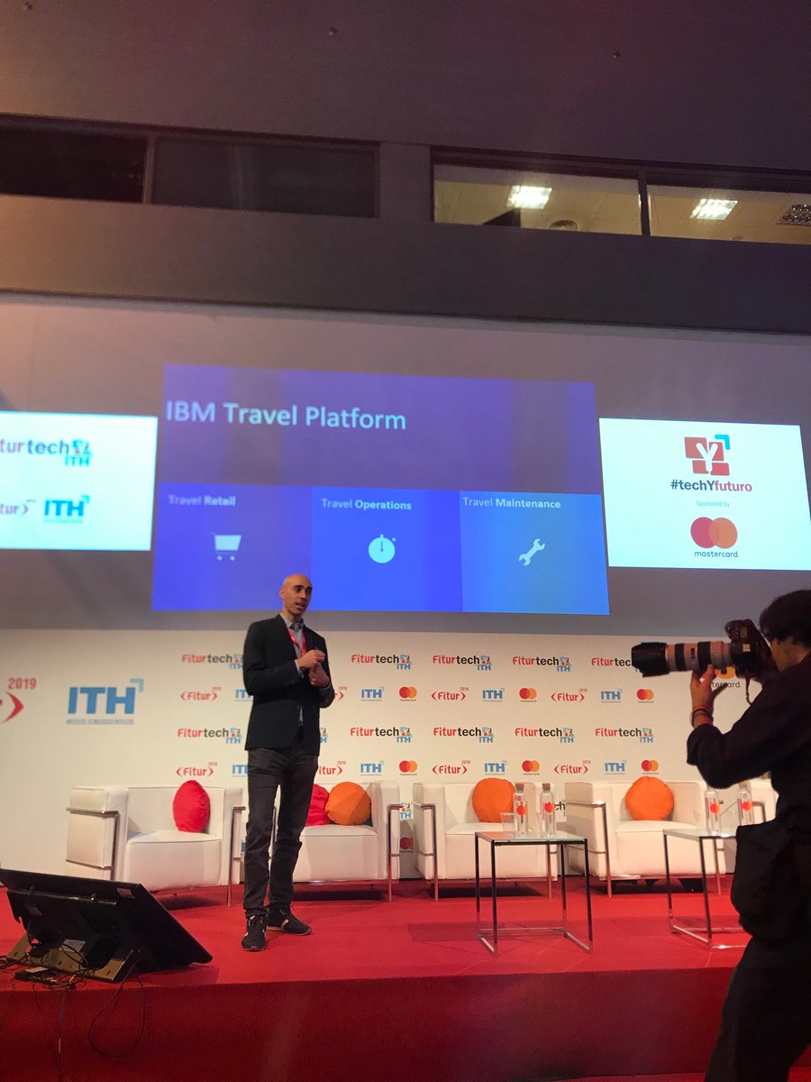 CesarRomeraIC's tweet photo. José Alvarez de Perea compartiendo con clientes como reinventar la relación con el cliente gracias a la tecnología IBM @uxjose @ibm https://t.co/Ex2QdK1iKU