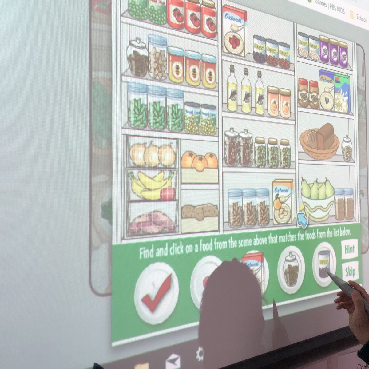 teacherfrankjs's tweet image. Looking for healthy food in the fridge in the Astronauts class (5B)! #ProyectoHumanitas #ClickAndLearn @HBSTORREJON