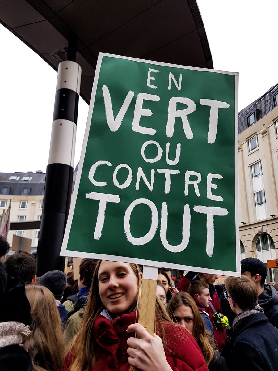 Ecolo's tweet photo. 12 000 il y a une semaine, 35 000 aujourd’hui. Et ce n’est pas fini 💪 💚🌍 #youthforclimate #savetheplanet #engagesensemble https://t.co/OyzREznxRZ