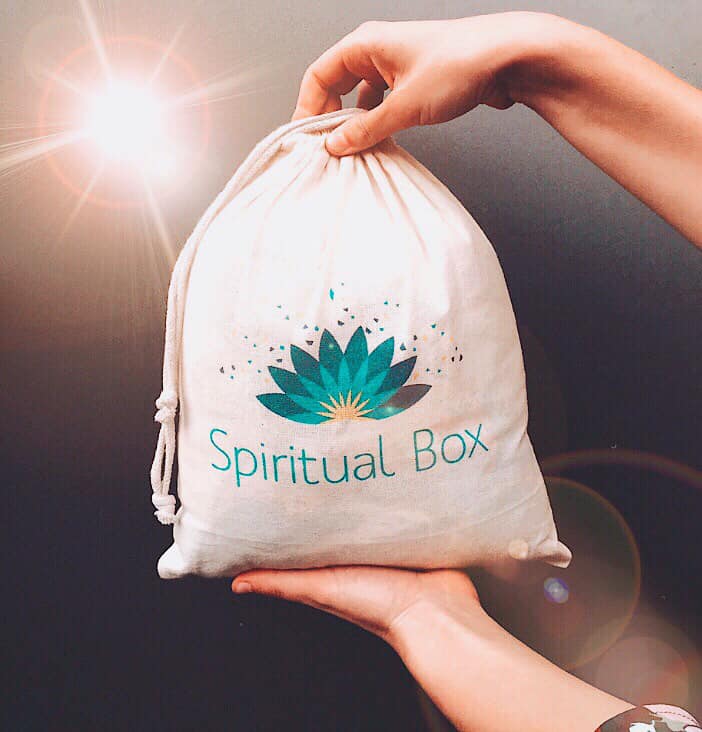 SpiritualBox_Fr's tweet photo. DERNIÈRE SEMAINE LES AMIS ! Plus que 7 jours pour commander la Spiritual Box HYGGE 100% Cocooning du mois de Février ! Une box axée sur le bien-être à la danoise et la spiritualité moderne, relaxation et lithothérapie sont au RDV ! Commande-là sur https://t.co/ykneu7Hvo2 #Zen https://t.co/DFAcWQboDF