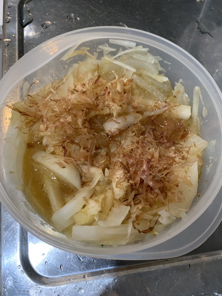 つくりおき食堂まりえ 簡単糖質オフ ポリポリ美味しい大根のおかか和え 大根1 3本は細長く切って5分チン 水分を捨て醤油鶏ガラスープごま油で和えて最後に鰹節をふりかけて完成 サッパリ味の糖質ひかえめ常備菜です 食事時間が夜遅くなりがちな方 今年