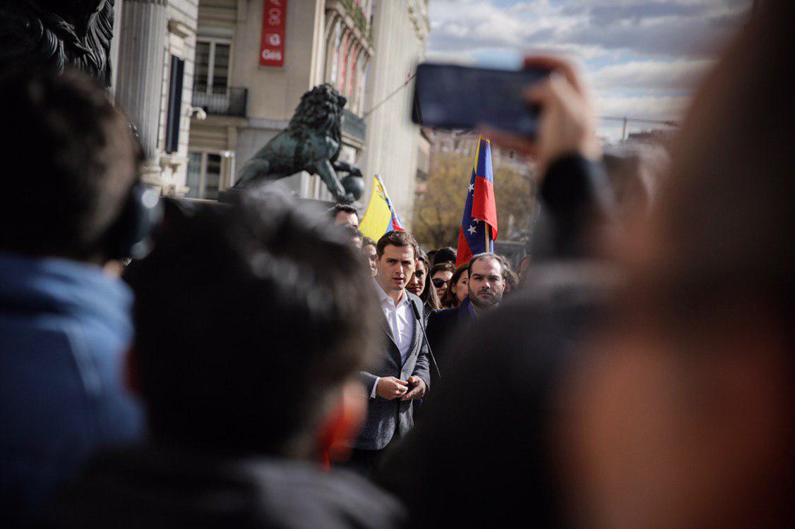 CiudadanosCs's tweet photo. 🏛 @Albert_Rivera "Le pedimos al señor Sánchez que no demore en reconocer el cambio en Venezuela. España no puede ir a la cola de Europa, ya no podemos permanecer en silencio" #VenezuelaLibre🇪🇸🇻🇪 https://t.co/8U7hXR5W0U