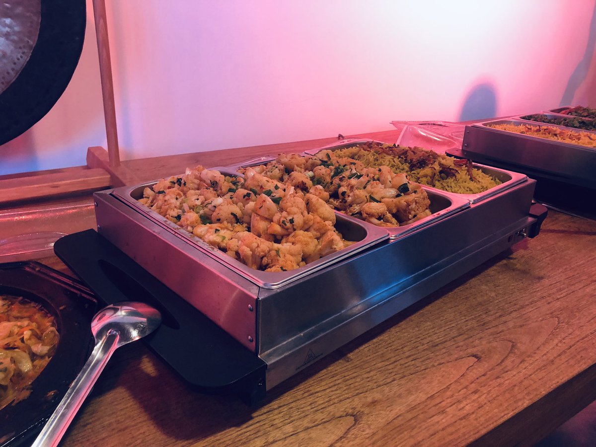 insidersonline's tweet photo. Wat verbindt culturen meer dan lekker eten? Angelo van Yalla Yalla Foodbar serveert een buffet van heerlijke Syrische gerechten. Wat hij gek vond toen hij voor het eerst in Nederland kwam? Stampot! #bijzondereonmoetingen #citynavigatordag https://t.co/wMbLQA192X