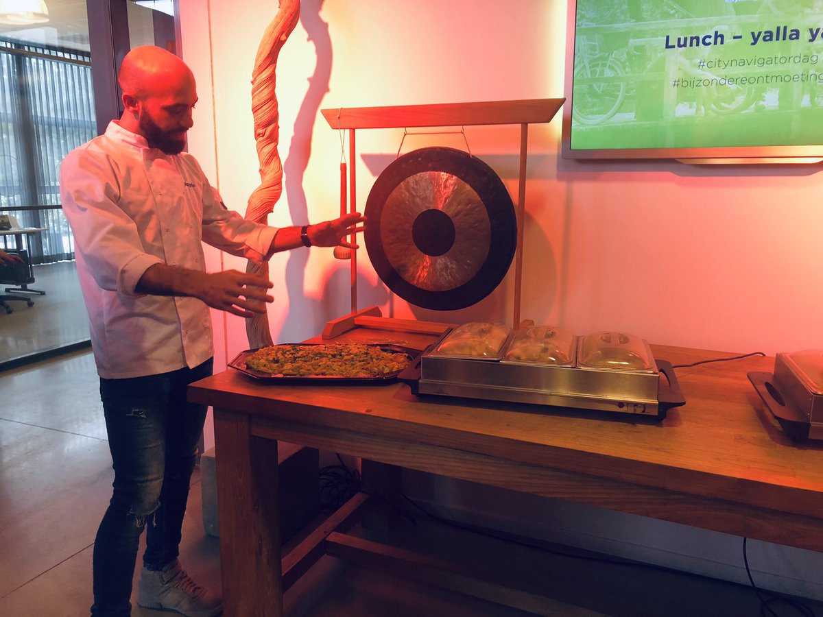 Wat verbindt culturen meer dan lekker eten? Angelo van Yalla Yalla Foodbar serveert een buffet van heerlijke Syrische gerechten. Wat hij gek vond toen hij voor het eerst in Nederland kwam? Stampot! #bijzondereonmoetingen #citynavigatordag