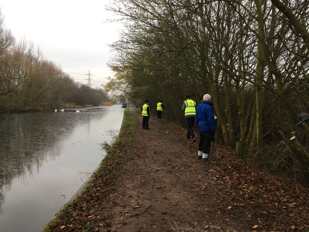 What a lovely day to be on the Lee Navigation with <a href="/CRTSouthEast/">Canal & River Trust London & SE</a> @CRTvolunteers and the Lee valley ranger volunteer group. Bacon sandwich was appreciated at lunch thanks <a href="/Sandile_CRT/">Sandile Mthiyane</a> !