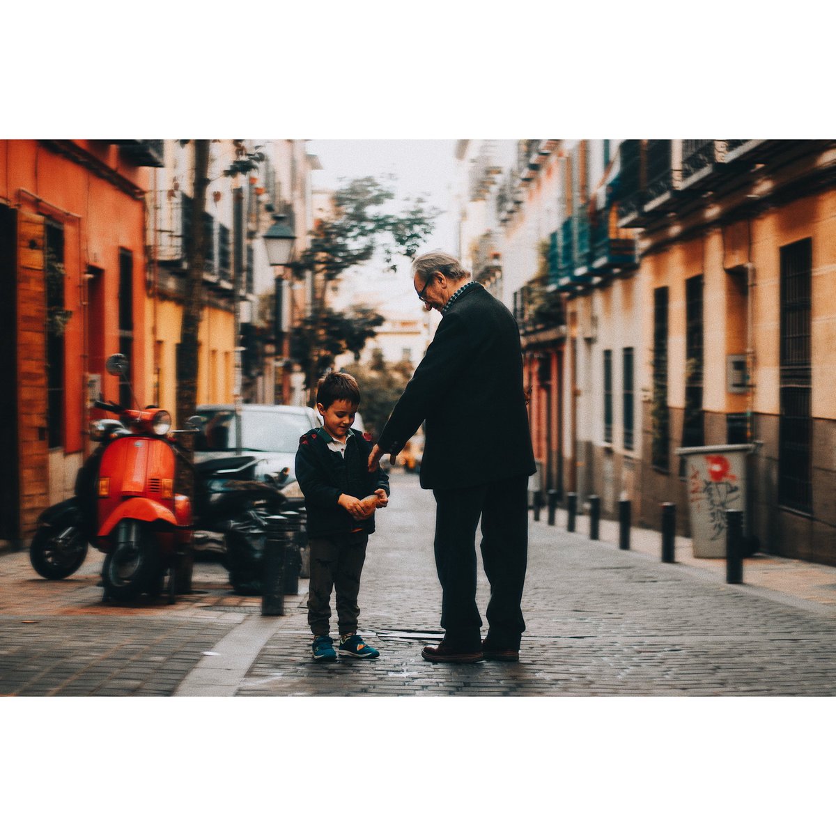 davidolivas's tweet photo. Paseaba por Malasaña y he visto a un abuelo paseando de la mano con su nieto. Me he acercado y les he hecho esta foto. Para que se acuerden siempre. https://t.co/26zOS2Onfl