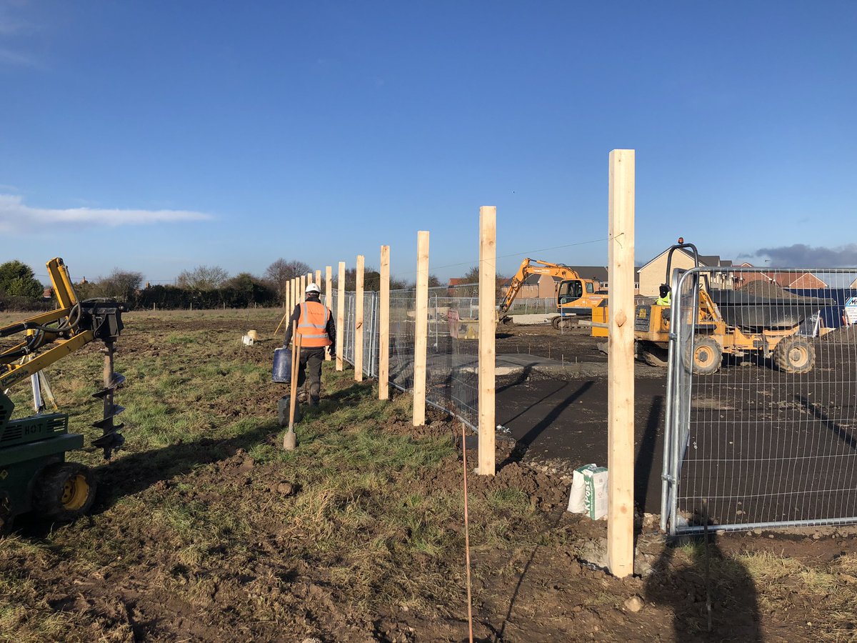 acresoffencing's tweet photo. Tuesday and Wednesday’s work posting up the new compound for @LindumHomes site in Mablethorpe #fencing #hoarding https://t.co/N5XFkMXoRb